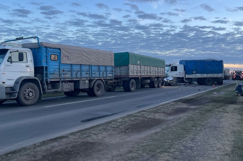 El utilitario quedó atrapado entre los dos camiones. Mirador