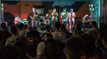 La Jam del 11 convocó a 11 artistas en escena que ejecutaron distintas piezas en un crossover musical para disfrutar y bailar al ritmo de la virtuosidad y calidad del arte local.   Gentileza.