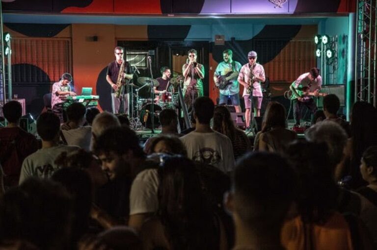 La Jam del 11 convocó a 11 artistas en escena que ejecutaron distintas piezas en un crossover musical para disfrutar y bailar al ritmo de la virtuosidad y calidad del arte local.   Gentileza.