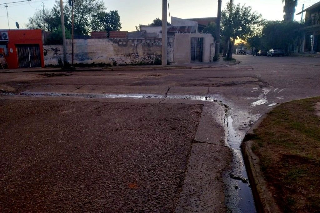 En la esquina de calles Andrade y Concejal Veiga el hombre cayó del rodado y golpeó su cabeza contra la cinta asfáltica. Belén Fedullo