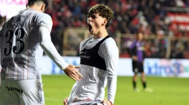 El grito del final. Jero Dómina ingresó un rato en el complemento y le dio el triunfo al Tate.  Manuel Fabatía