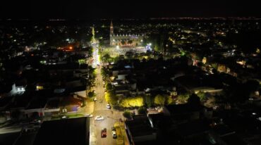 Los registros aéreos desde el drone de El Litoral muestran 'manchones' negros de oscuridad en diferentes puntos de la capital. Fernando Nicola