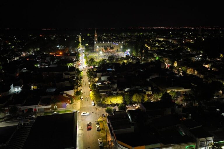 Los registros aéreos desde el drone de El Litoral muestran 'manchones' negros de oscuridad en diferentes puntos de la capital. Fernando Nicola
