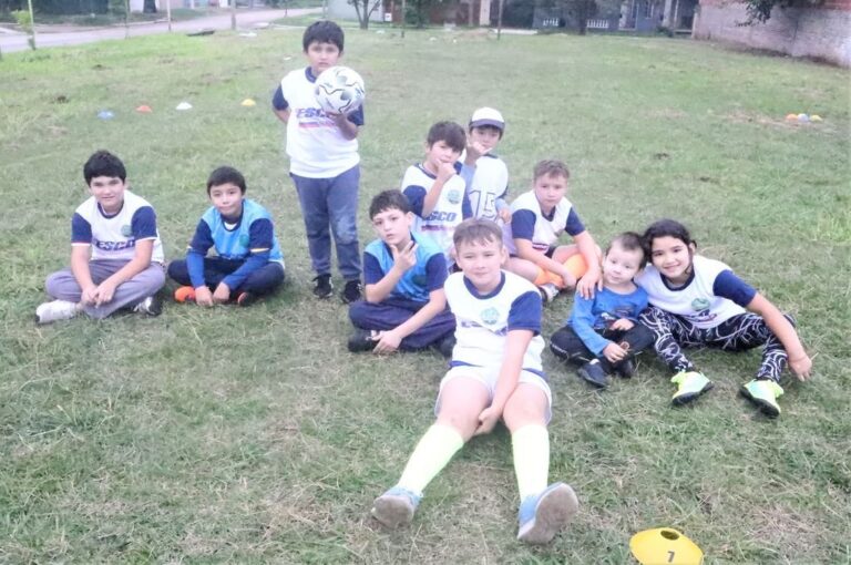 Los pequeños y su alegría en su canchita del barrio. Marcelo Tortul