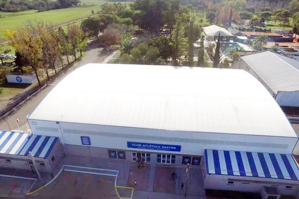La compleja y crítica situación económica hizo repensar al Club Atlético Sastre la ingeniería para avanzar con la tan ansiada obra de un albergue. sitio oficial club