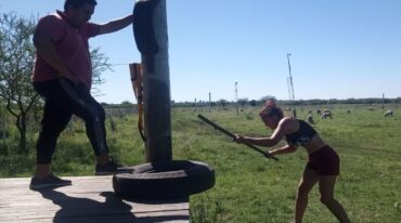 La Joyita entrenándose al aire libre bajo la atenta mirada de su entrenador.