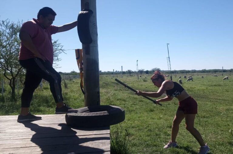 La Joyita entrenándose al aire libre bajo la atenta mirada de su entrenador.