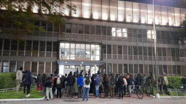 Familiares y amigos de Ariel se manifestaron en la puerta de Tribunales de Paraná. Néstor Belini