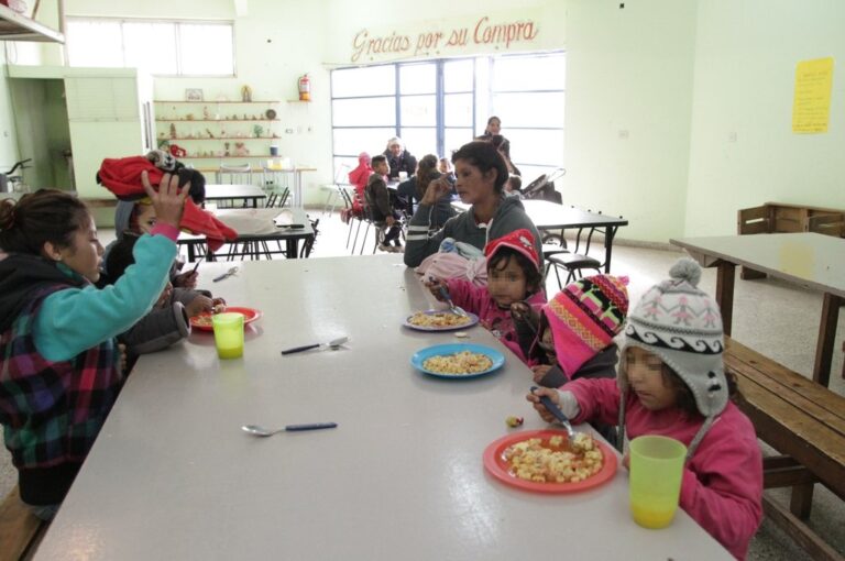 Alimento. En estos tiempos de grave crisis social el plato de comida es fundamental para garantizar que la nutrición llegue a todos y todas. archivo/Manuel Fabatía