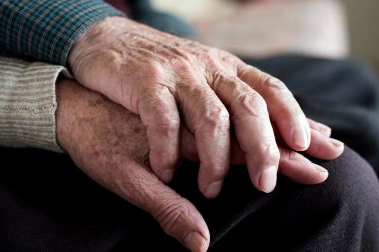 El Gobierno mantiene la política de elevar los haberes mínimos mediante un bono. Archivo