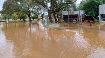 En la costanera ya se observa un retroceso del agua. Belén Fedullo
