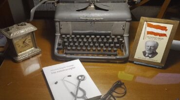 El médico de Ocampo se aleja de los policiales negros y se acerca al existencialismo literario de Albert Camus. Gentileza.