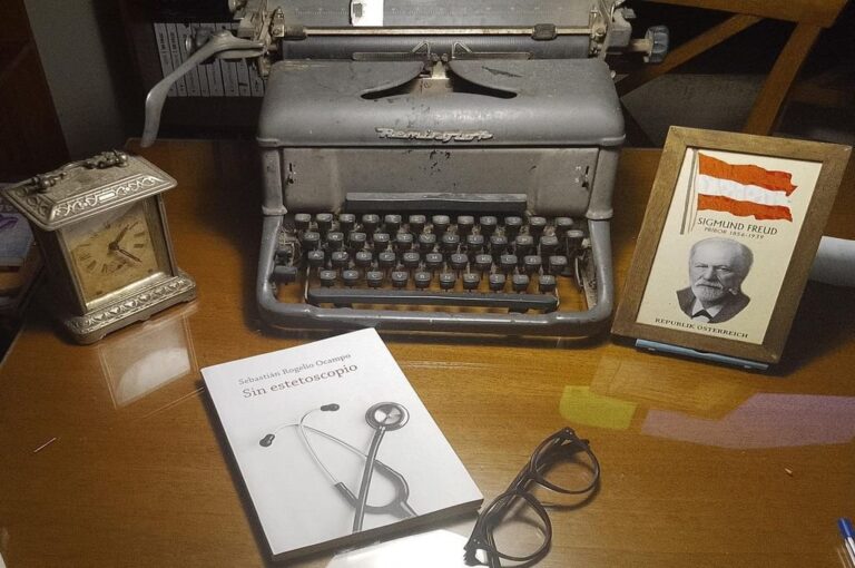 El médico de Ocampo se aleja de los policiales negros y se acerca al existencialismo literario de Albert Camus.   Gentileza.