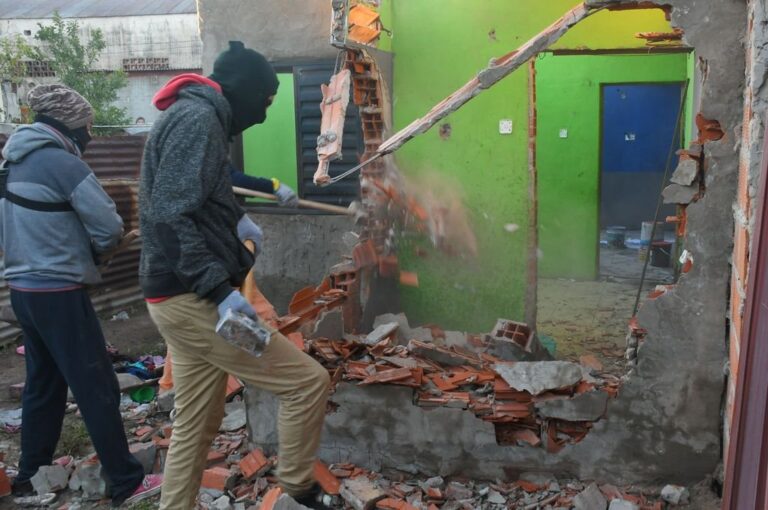 Se llevaron adelante esta mañana los tres primeros derrumbes de puestos de venta de drogas en la ciudad de Santa Fe