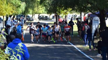 La largada de los juveniles masculina. El Campeonato de Milla también es una oportunidad para los nuevos valores del pedestrismo. Luis Gómez