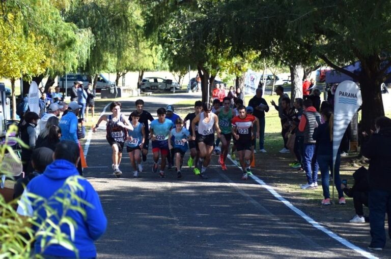 La largada de los juveniles masculina. El Campeonato de Milla también es una oportunidad para los nuevos valores del pedestrismo. Luis Gómez