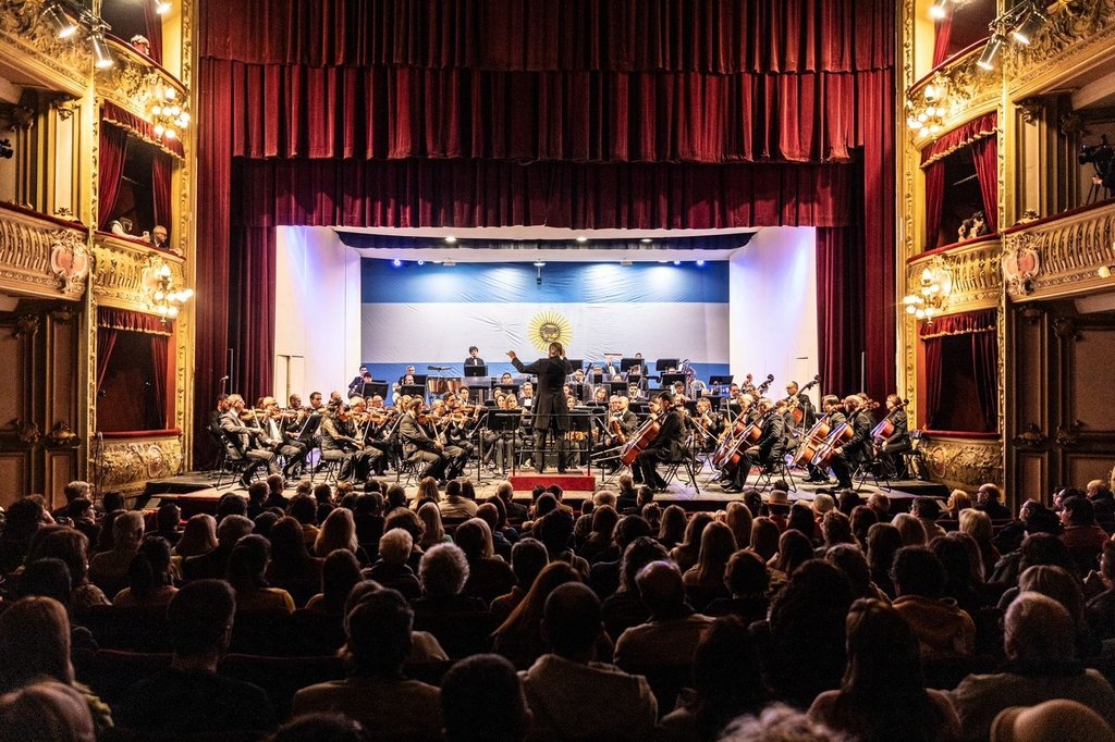 La Orquesta Sinfónica Provincial de Santa Fe interpretó el Himno Nacional Argentino y obras de destacados compositores. Gobierno de la Provincia