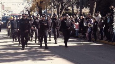 Los Bomberos fueron muy aplaudidos a su paso. Adela Cruzado