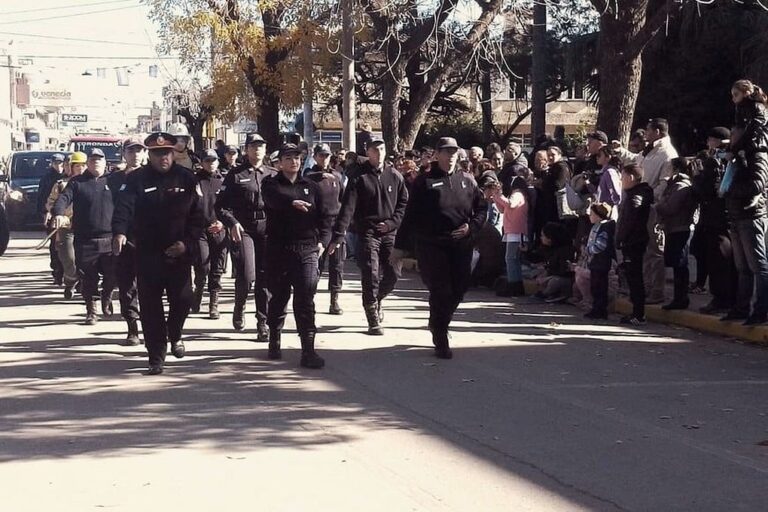 Los Bomberos fueron muy aplaudidos a su paso. Adela Cruzado