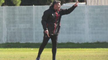 Diego Pozo no llega como desea a su debut en Villa Sarmiento. Gabriel Obelar