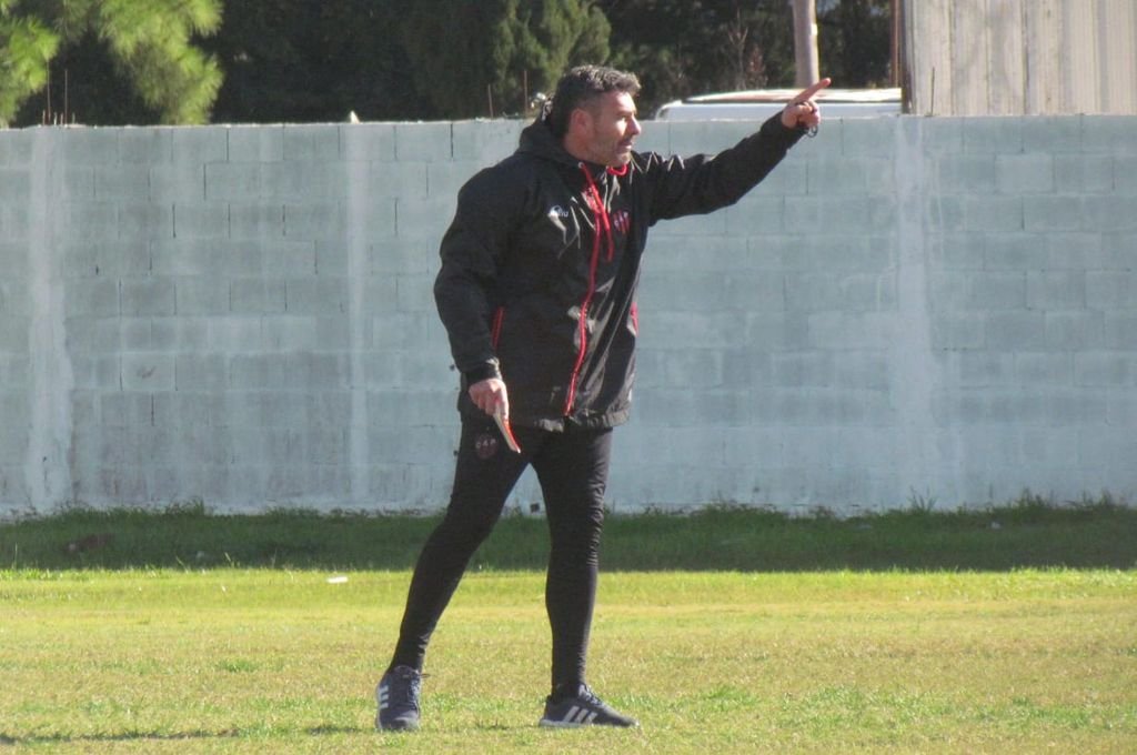 Diego Pozo no llega como desea a su debut en Villa Sarmiento. Gabriel Obelar