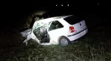 Otroa de los vehículos involucrados en el choque en la banquina. Sur24