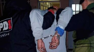 El momento en que Paredes es trasladado a sede policial. gentileza