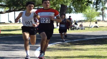 El victoriense encabezando su serie en el Campeonato de Milla