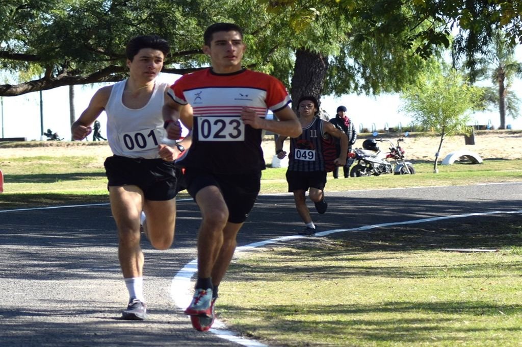 El victoriense encabezando su serie en el Campeonato de Milla