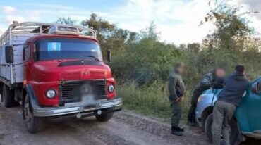 Empleados de la firma afectada cargaron el producto en camiones para recuperarlo y trasladarlo a su lugar de origen. gentileza