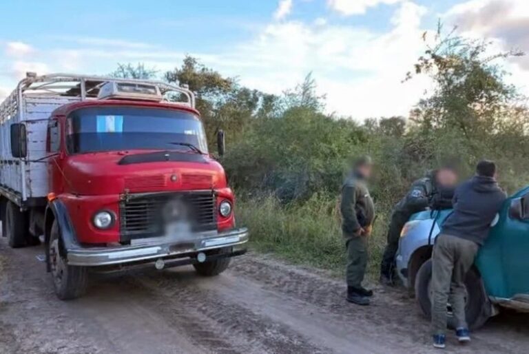 Empleados de la firma afectada cargaron el producto en camiones para recuperarlo y trasladarlo a su lugar de origen. gentileza