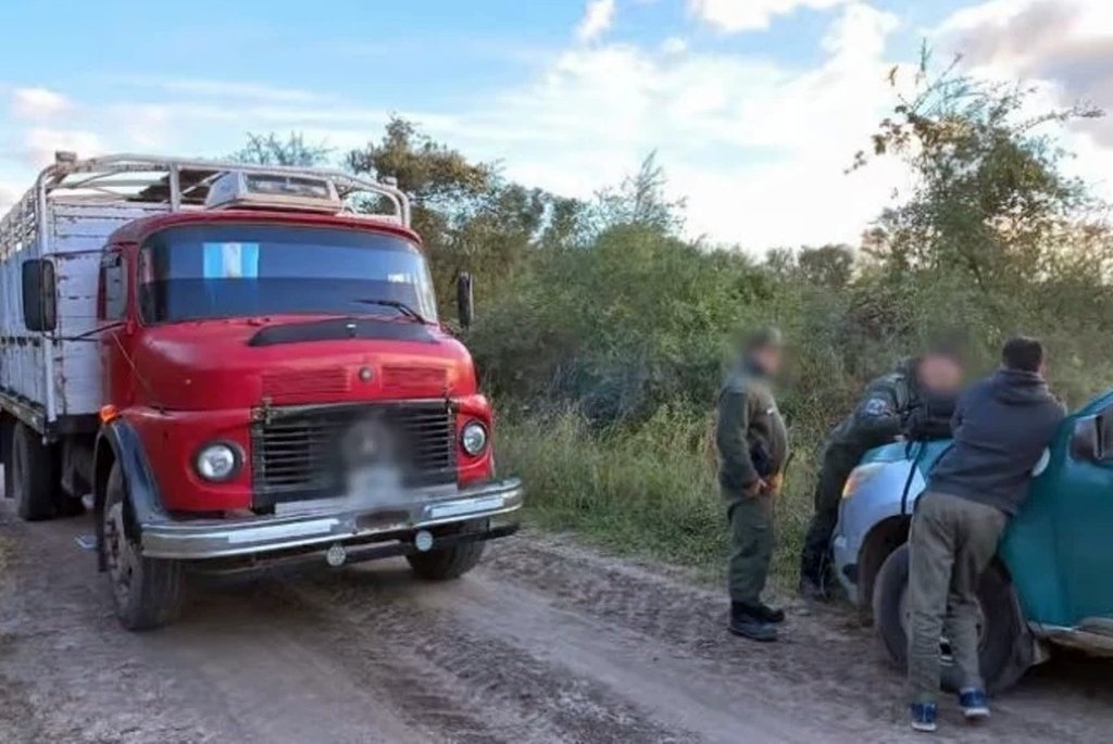 Empleados de la firma afectada cargaron el producto en camiones para recuperarlo y trasladarlo a su lugar de origen. gentileza
