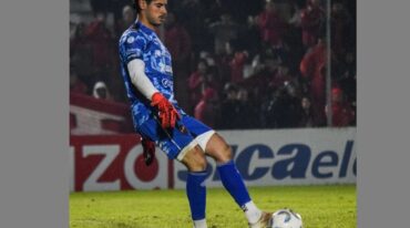 Iván Chaves con la pelota en su pie izquierdo