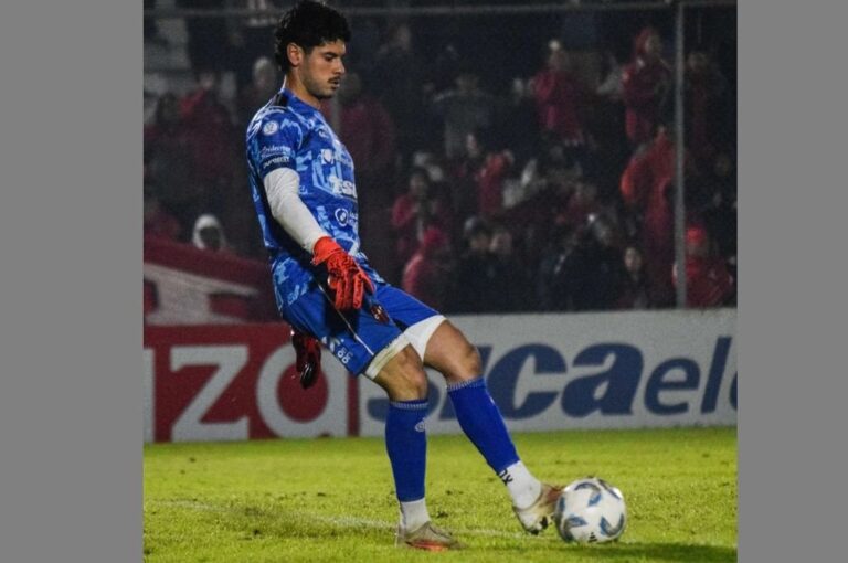 Iván Chaves con la pelota en su pie izquierdo