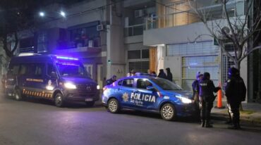 Personal policial buscó al tirador en la zona de 4 de Enero y bulevar Pellegrini. Manuel Fabatía.