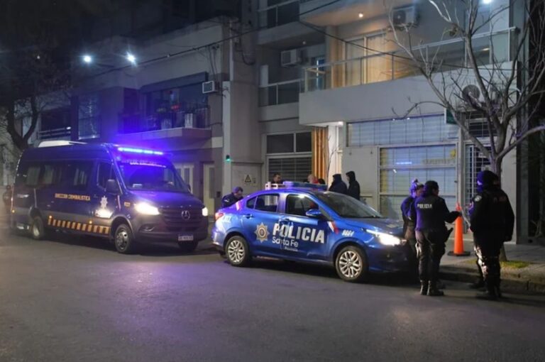 Personal policial buscó al tirador en la zona de 4 de Enero y bulevar Pellegrini. Manuel Fabatía.