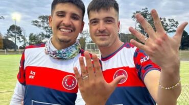 Gonza y Fer luciendo el anillo de compromiso. gentileza