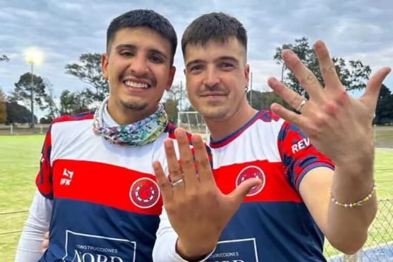 Gonza y Fer luciendo el anillo de compromiso. gentileza