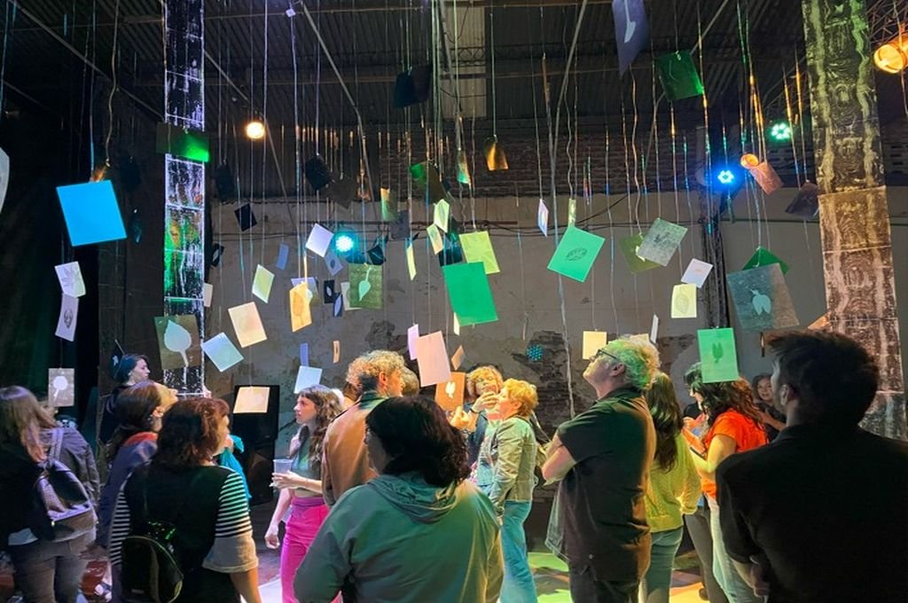 La instalación invita al público a reflexionar sobre el vínculo del ser humano con la naturaleza. Secretaría de Cultura y Educación