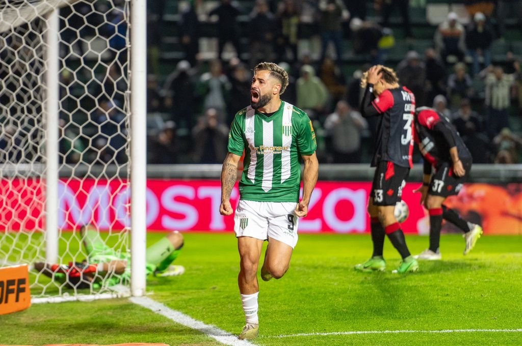 Gimenez el nueve de Banfield festeja