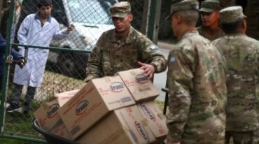 Se trata de la primera tanda de alimentos que serán distribuidos desde este jueves a comedores y merenderos de los barrios carecientes de la ciudad.  Gentileza.