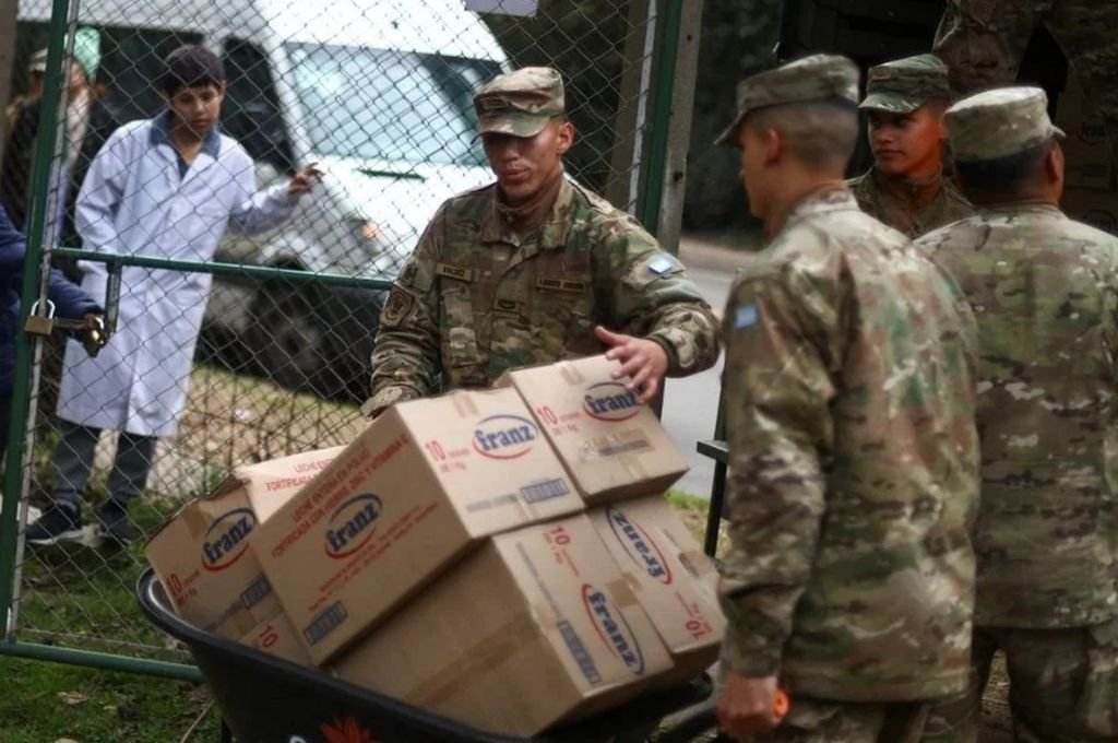 Se trata de la primera tanda de alimentos que serán distribuidos desde este jueves a comedores y merenderos de los barrios carecientes de la ciudad.  Gentileza.