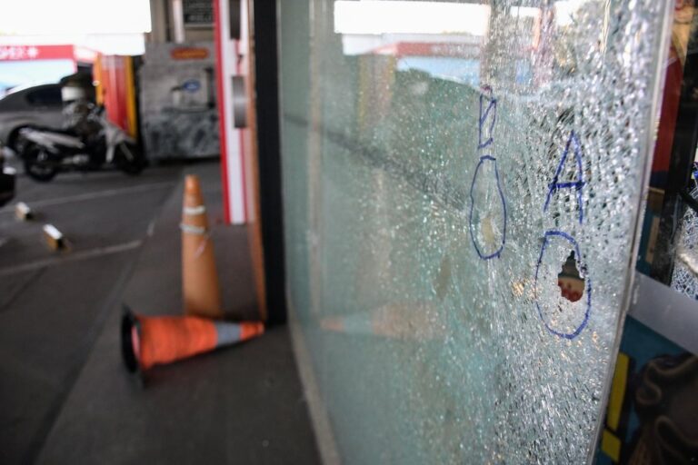 Dos jóvenes en moto balearon una estación de servicios de la zona sudoeste de Rosario y dejaron una nota con un mensaje intimidante dirigido al futbolista Ángel Di María. Marcelo Manera