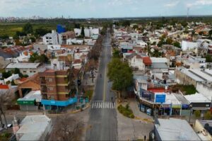 De fondo la ciudad de Santa Fe y el puente Carretero cerrado al tránsito general. En primer plano la Av. 7 de Marzo desértica.  Fernando Nicola.