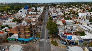 De fondo la ciudad de Santa Fe y el puente Carretero cerrado al tránsito general. En primer plano la Av. 7 de Marzo desértica.  Fernando Nicola.