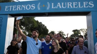 El gobernador arribó a la ciudad del noreste provincial y compartió una tarde con las miles de personas que llegaron al lugar. Norte24