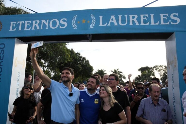 El gobernador arribó a la ciudad del noreste provincial y compartió una tarde con las miles de personas que llegaron al lugar. Norte24