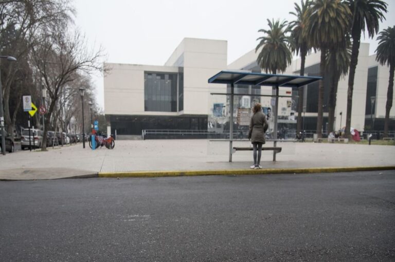 Varias calles que rodean al complejo se vieron valladas en 2021 y 2022 por decisión del ministerio de Seguridad por las balaceras recibidas en la previa a los juicios que se llevaron a cabo en el lugar contra Los Monos y Esteban Alvarado. Marcelo Manera / Archivo.