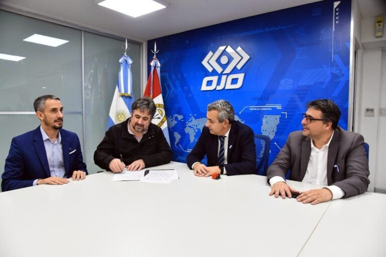 Los funcionarios firmaron el convenio para instalar las 480 cámaras en Rosario. Gobierno de la Provincia