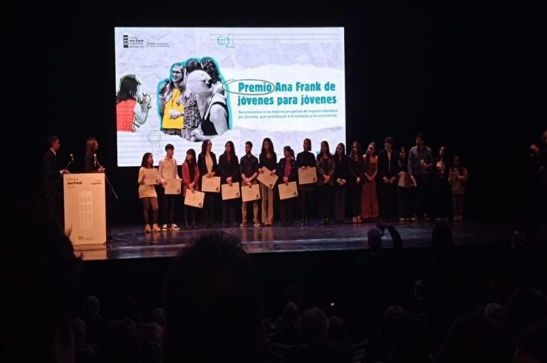 Los reconocidos con menciones y premios para los proyectos de juventudes.  Gentileza.